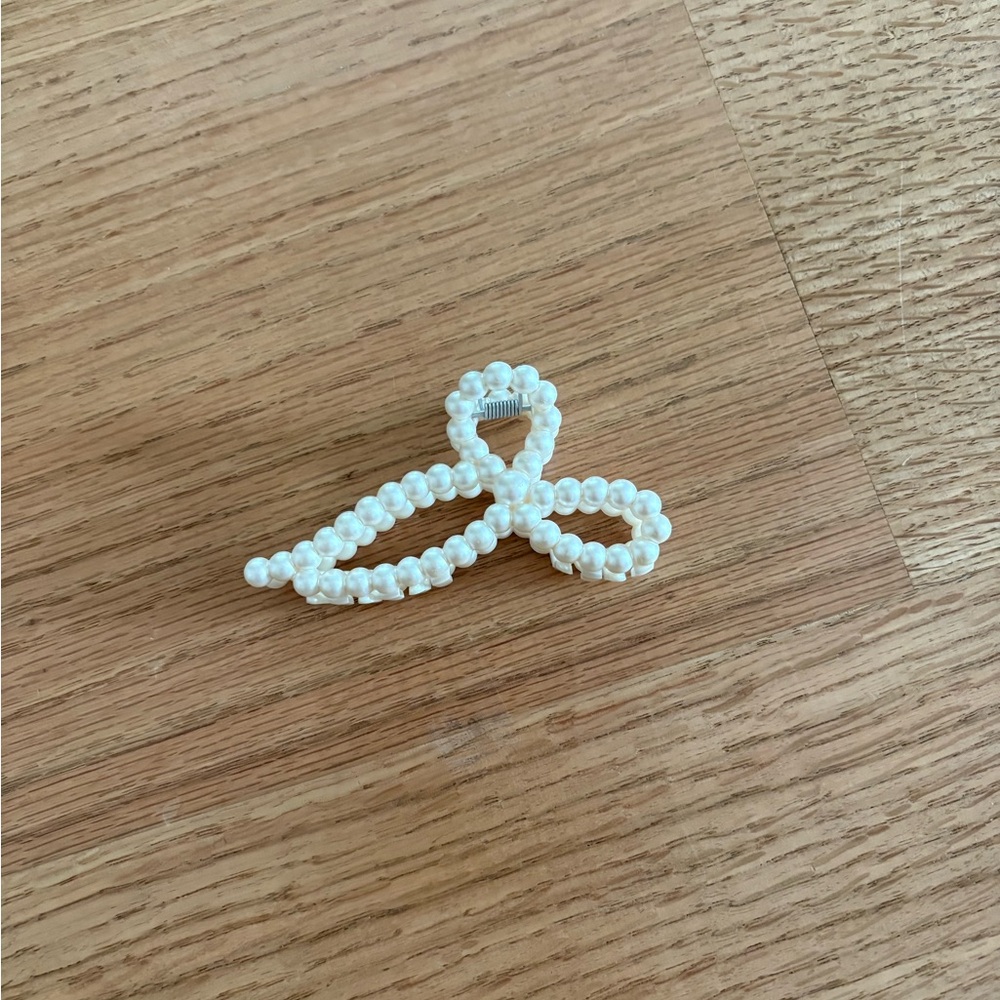 Pearl hair clip